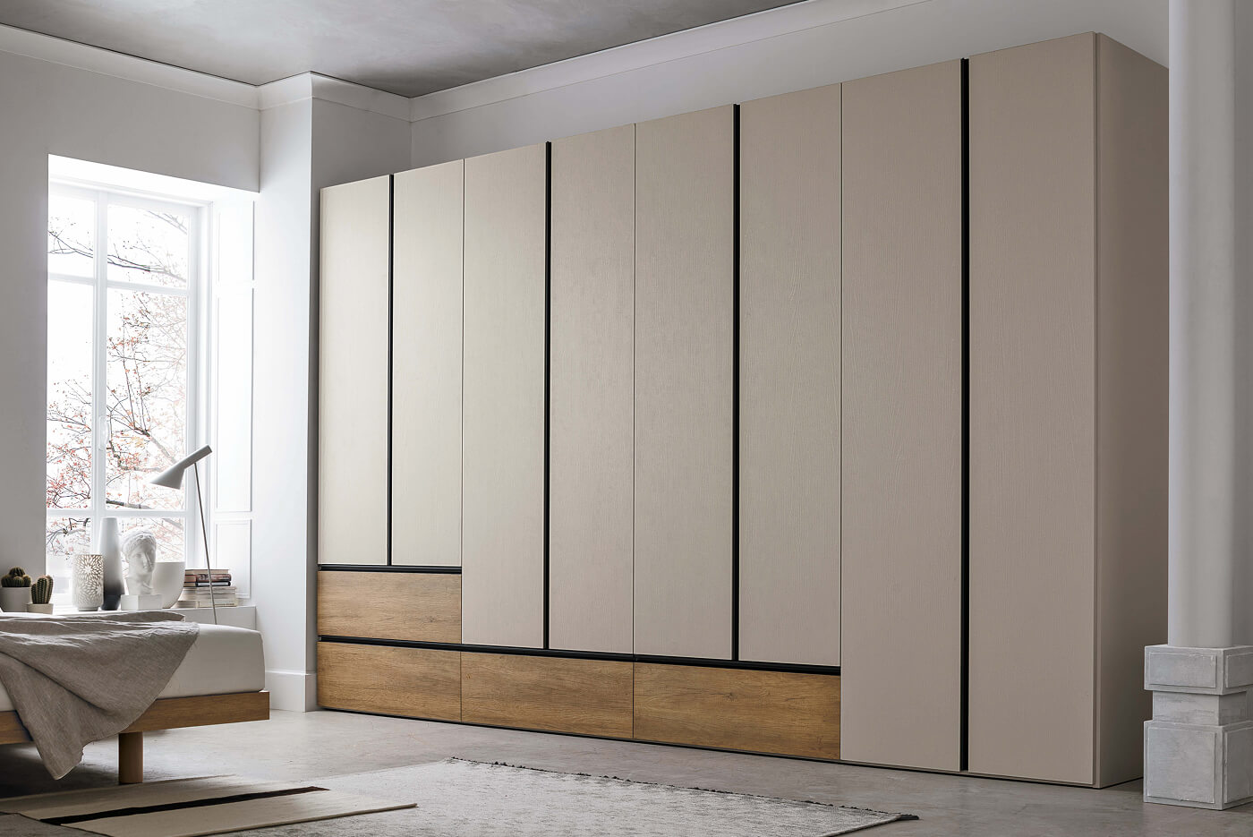 Armadio moderno bicolore con ante in finitura legno naturale e beige
