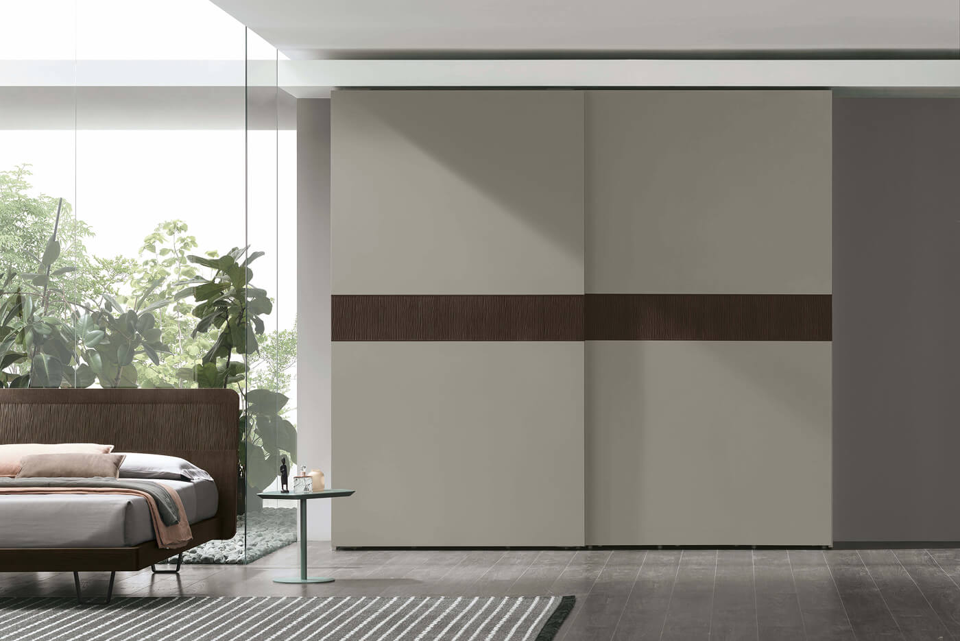 Armadio moderno con ante scorrevoli grigie e fascia orizzontale in legno naturale