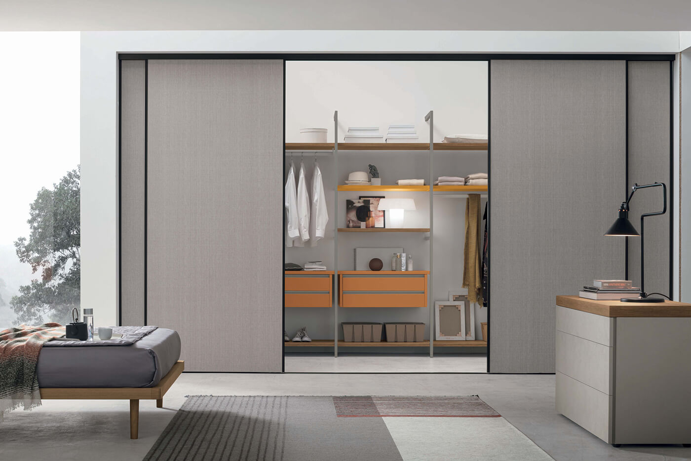 Cabina armadio moderna con struttura a vista e chiusura con anta scorrevole