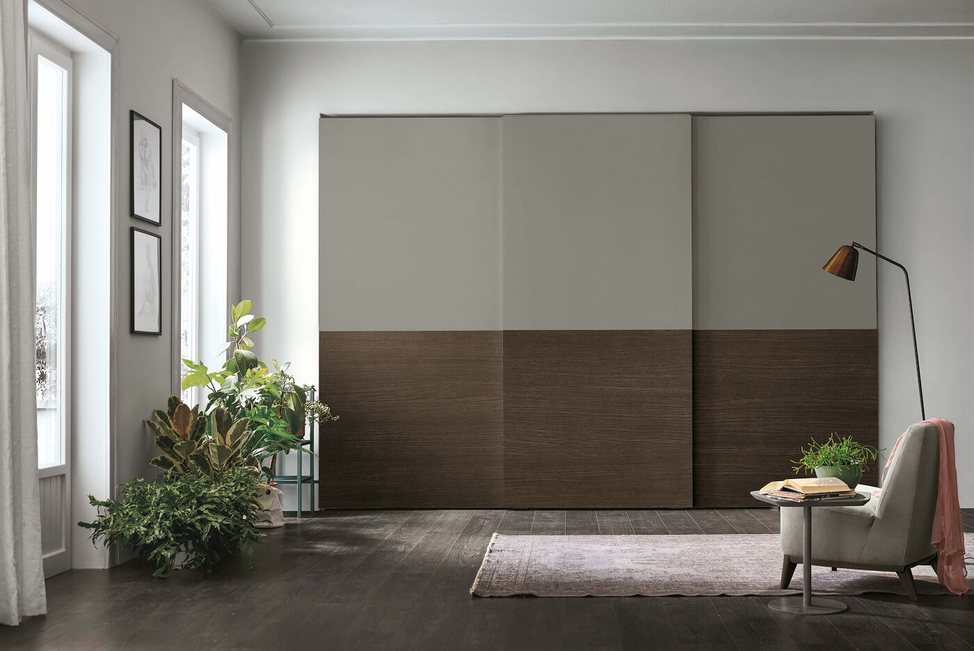 Armadio moderno bicolore con ante in grigio opaco e finiture in legno scuro