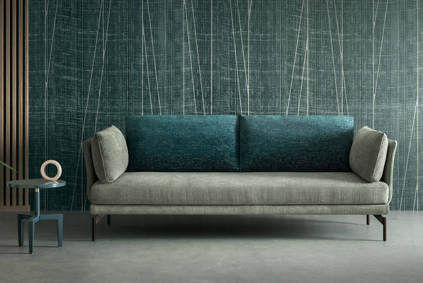 Divano bicolore con schienale blu e seduta verde dal design moderno