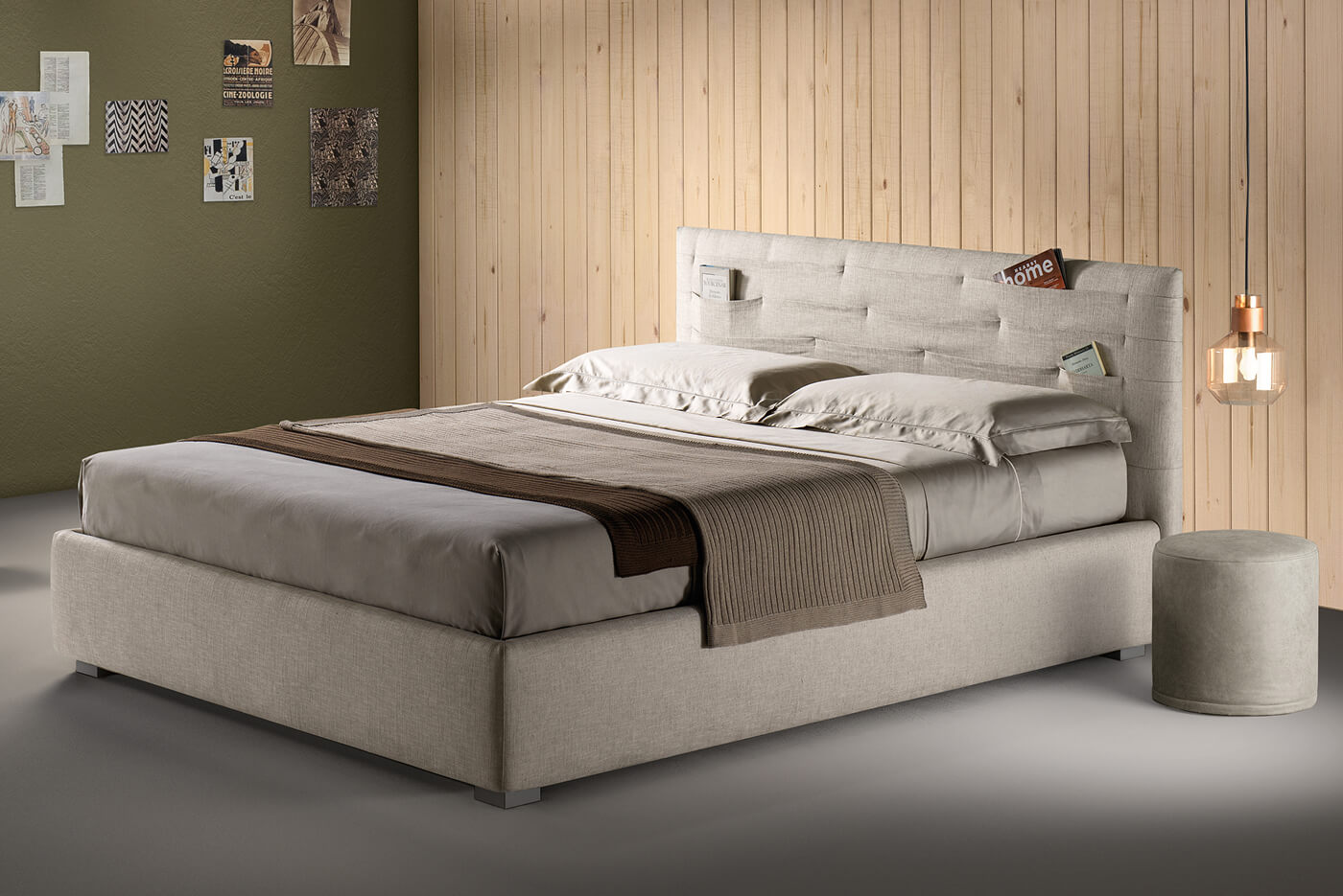Letto con schienale imbottito e tasche funzionali integrate per riporre oggetti